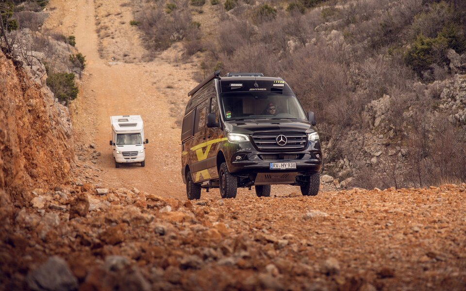 Hymer Allrad-Camper-Van und teilintegriertes Offroad-Wohnmobil auf steiler unbefestigter Bergstraße