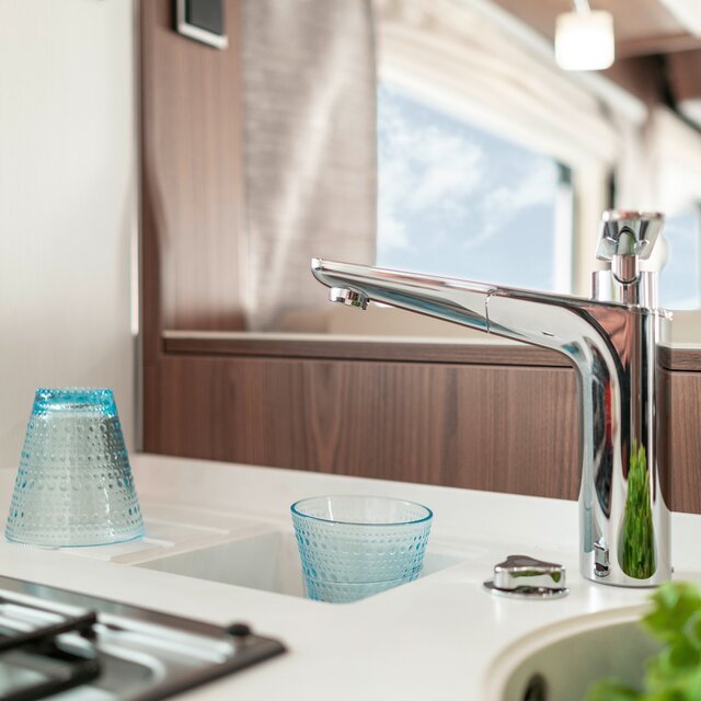 Faucet with sink and two glasses on the kitchen worktop in the HYMER B-MasterLine