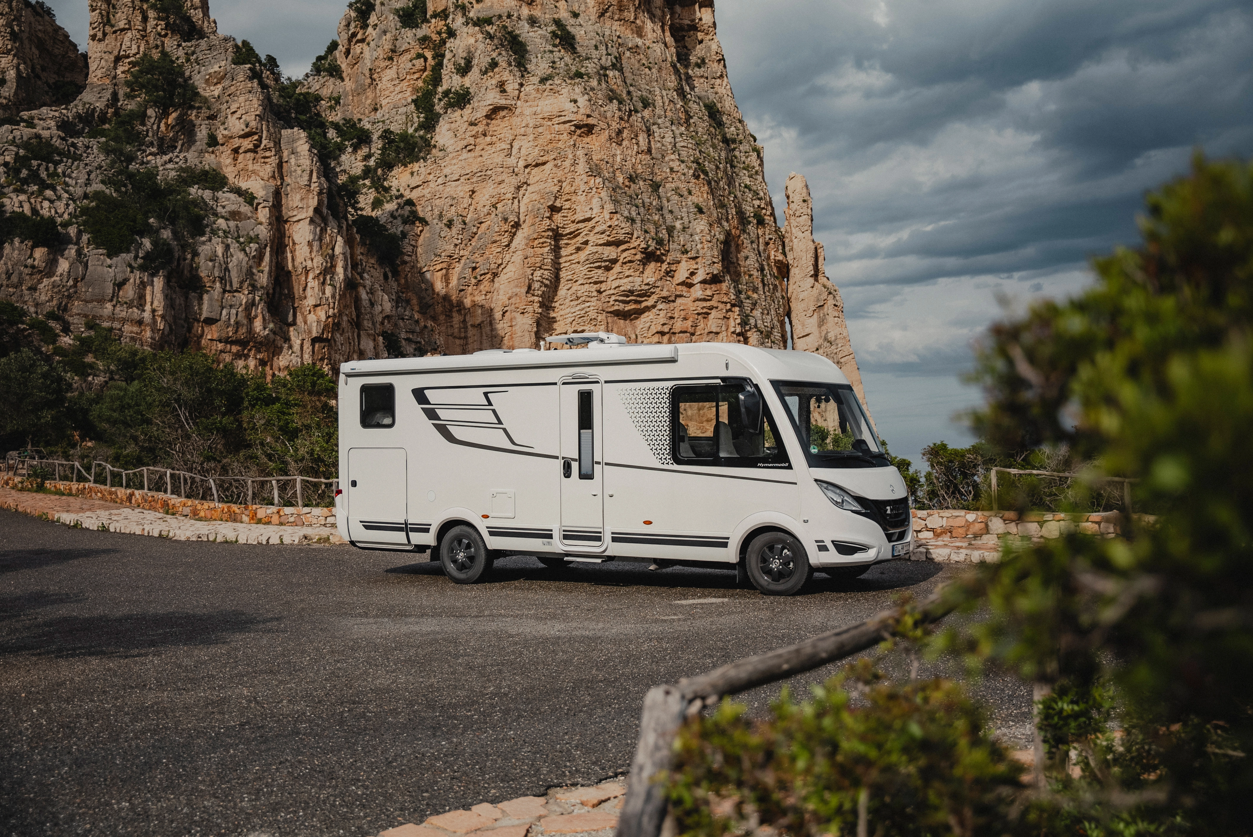 The HYMER B-MC-I impresses with its sporty design, characterised by dynamic lines and stylish graphics. Experience the perfect combination of elegance and power that makes travelling a stylish adventure.