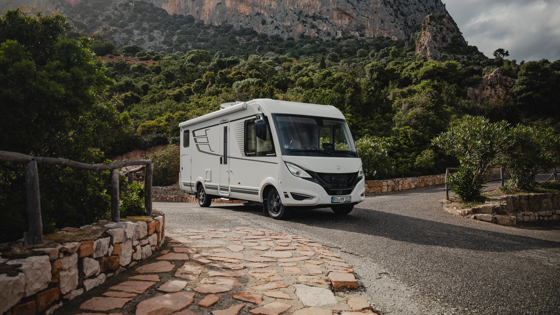 The HYMER B-MC-I combines modern design with natural beauty and blends seamlessly into any landscape - be it the majestic mountains, the tranquil coasts or the lush forests. Experience stylish adventures that make your surroundings appear in a new light.