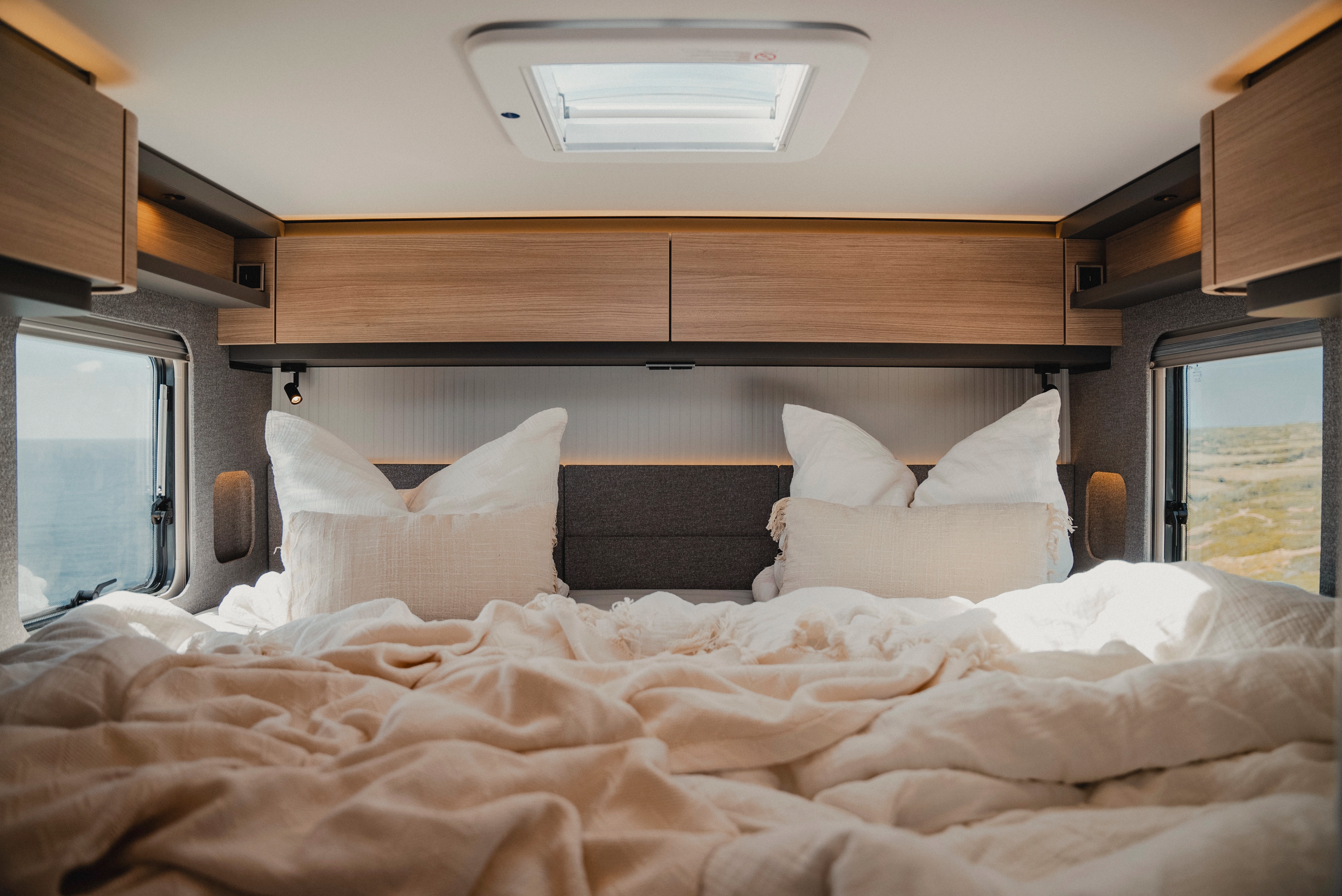 Immerse yourself in a light-filled atmosphere full of elegance: The thoughtful storage compartments in noble Matara Teak furniture decor offer you stylish functionality and space for your personal treasures.