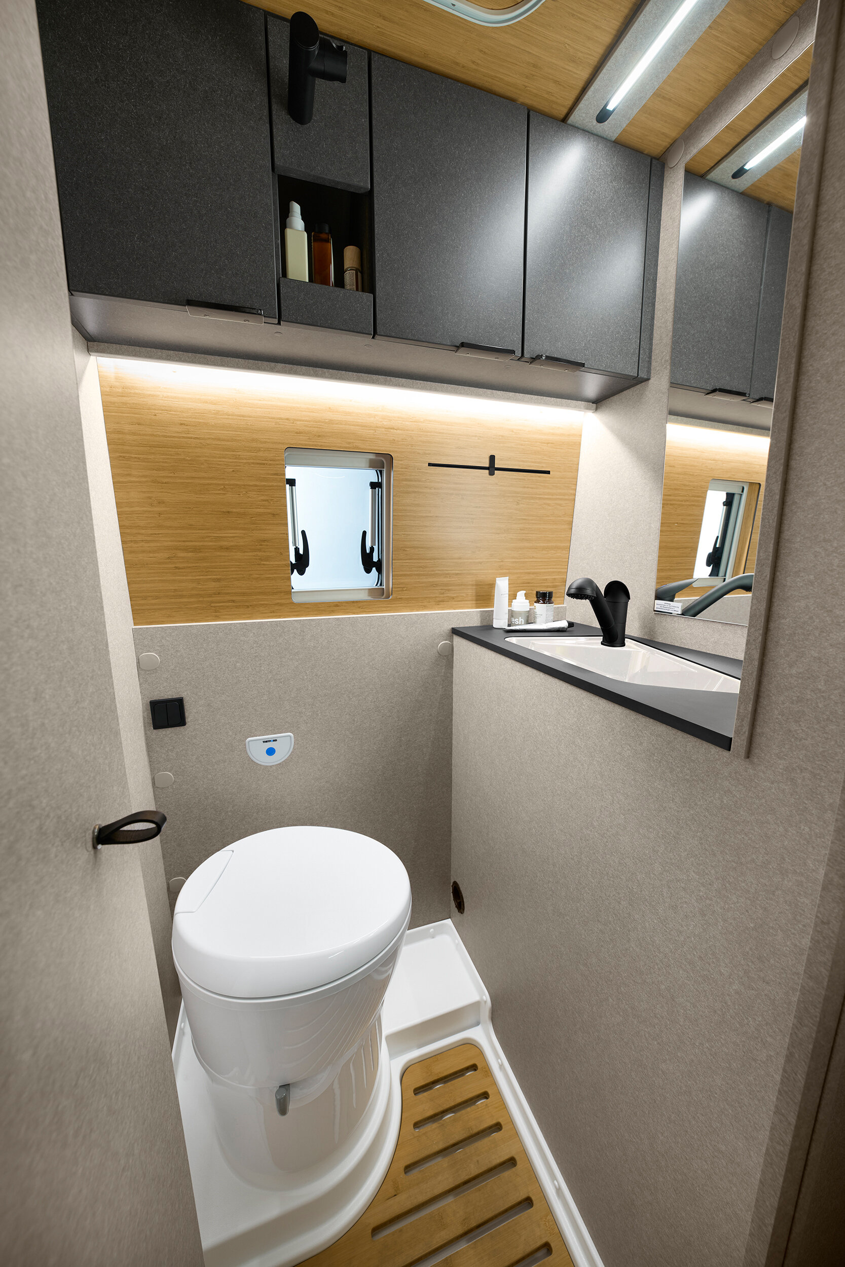 Cleverly planned – the well-thought-out bathroom design in the Hymer Redwood combines comfort and functionality in a small space.