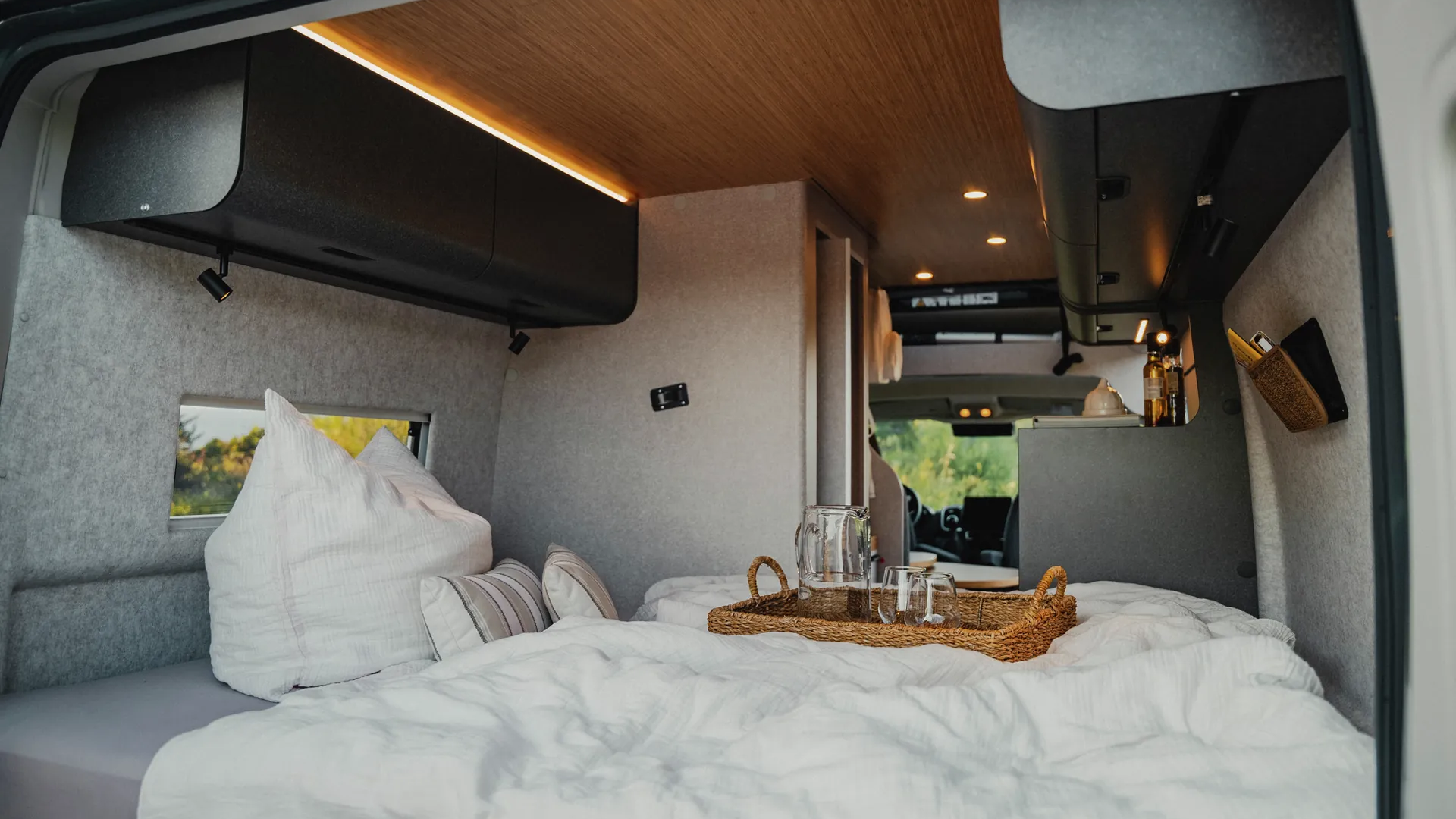 Natural warmth and modern design – the Native Bamboo ceiling cladding in the Hymer Redwood ensures a homely atmosphere.