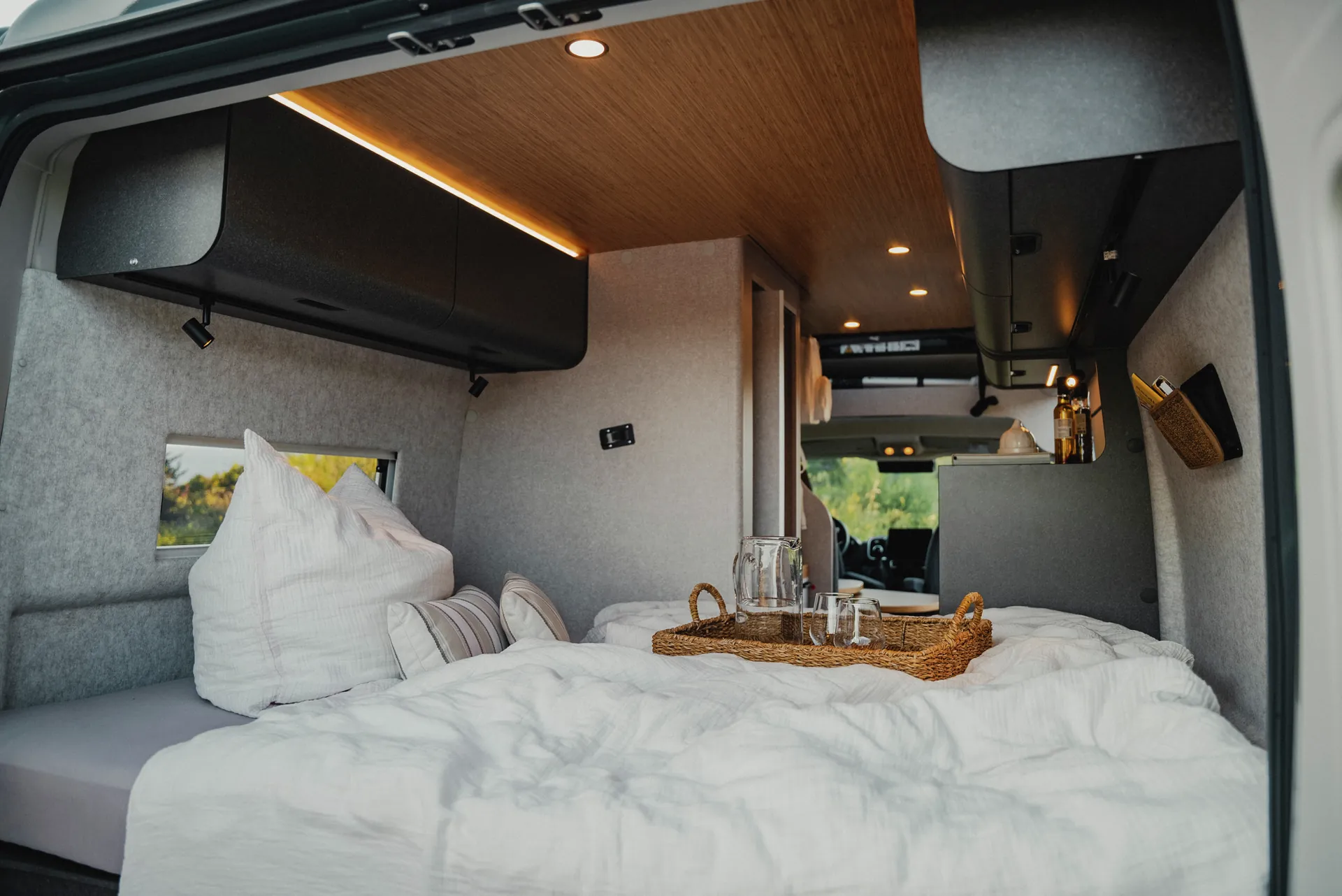 Natural warmth and modern design – the Native Bamboo ceiling cladding in the Hymer Redwood ensures a homely atmosphere.