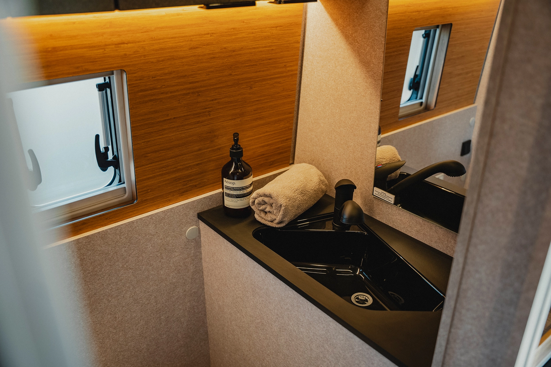 Modern bathroom design meets functionality – stylish washbasin for comfort on the go.