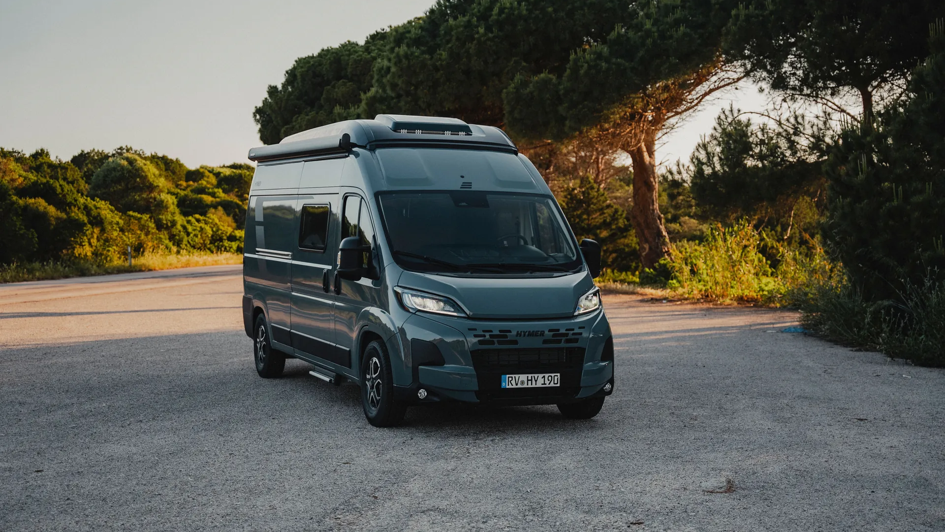 The Hymer Redwood convinces with efficient Fiat Ducato chassis, modern assistance package, a well-thought-out 3-level light concept and an adjustable Travel Lounge – perfect for all who appreciate comfort and technology on the road.