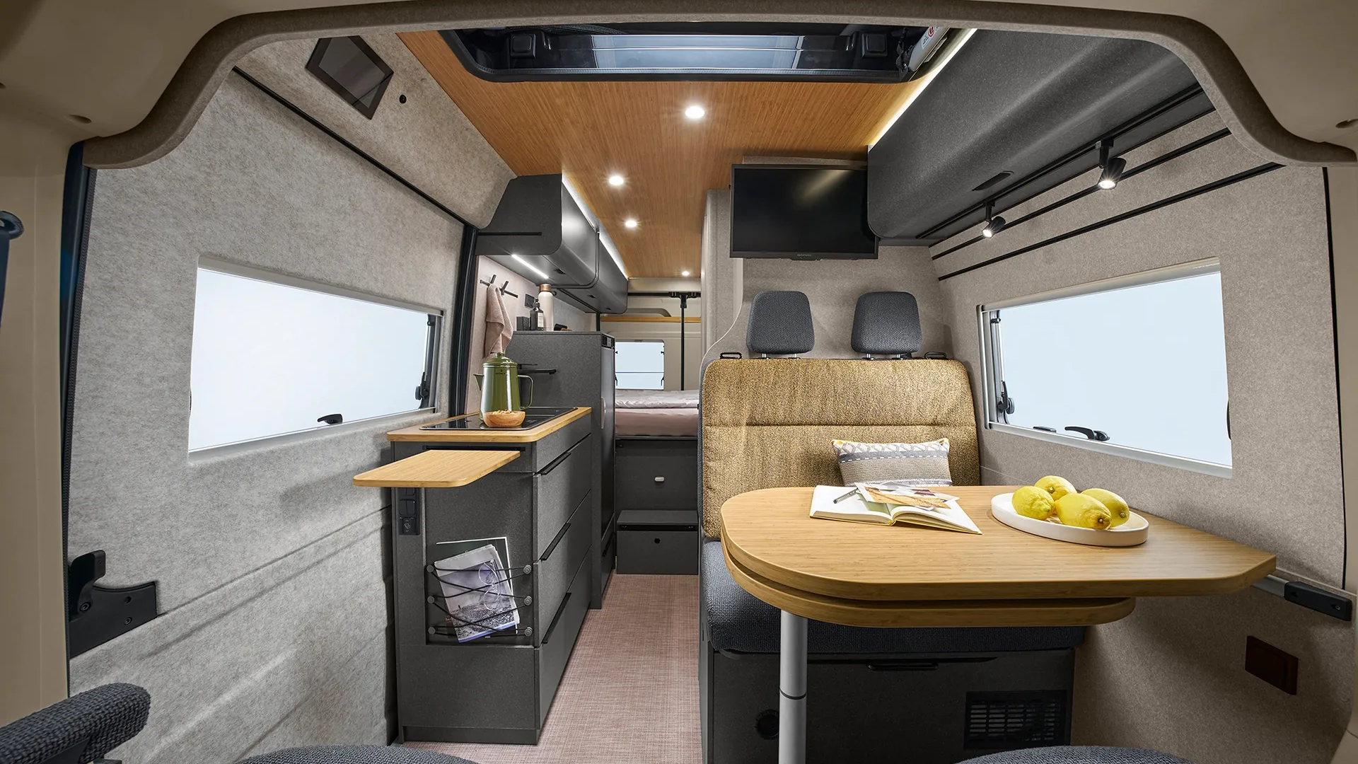 The Hymer Redwood impresses with modern interior design – with a concrete-look floor, a ceiling in natural décor Native Bamboo, dark furniture elements and a friendly, bright felt-look interior cladding.