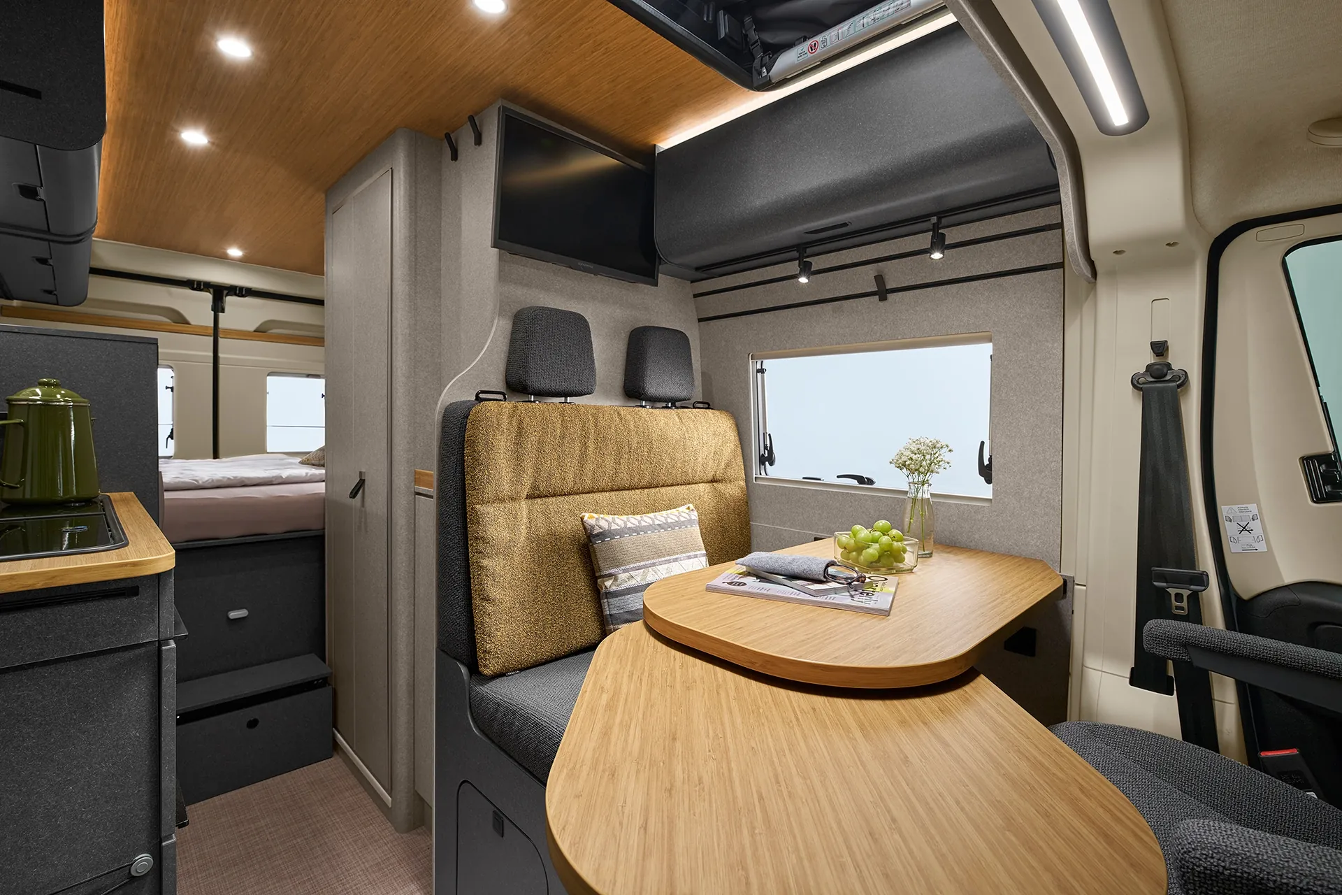 Homely interior meets practical flexibility – the extendable table in the Hymer Redwood creates space for relaxed togetherness.