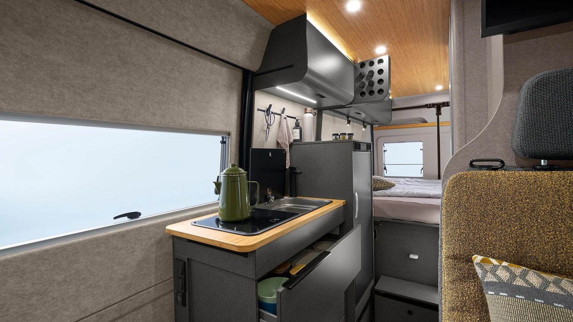 Generous storage space in the kitchenette – perfectly organised for more order and comfort on the go.