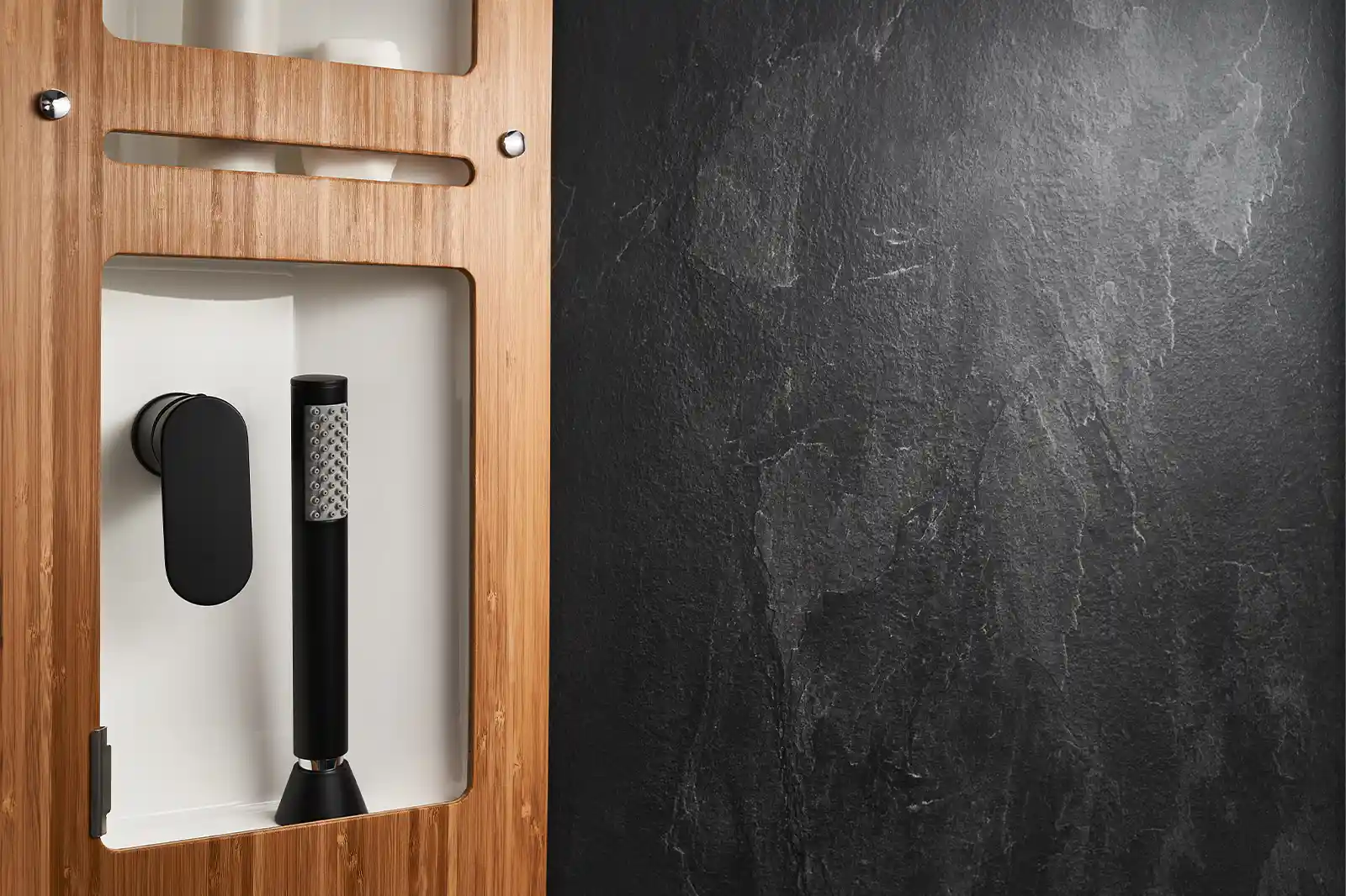 The shower fittings in the Vario Spa of the HYMER Venture S are adorned with wood.