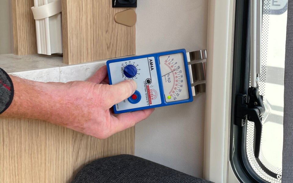 Messung mit Messgerät an Fenster seitlich